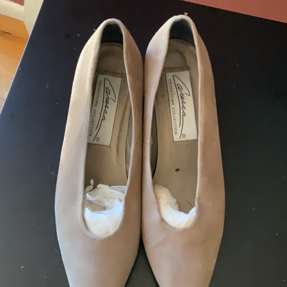 Women's taupe suede like pump